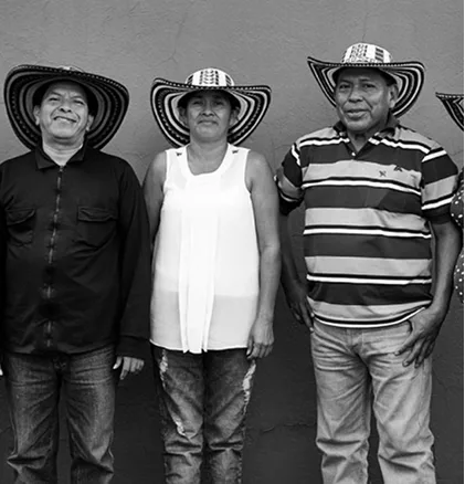 Foto de un grupo de personas a blanco y negro